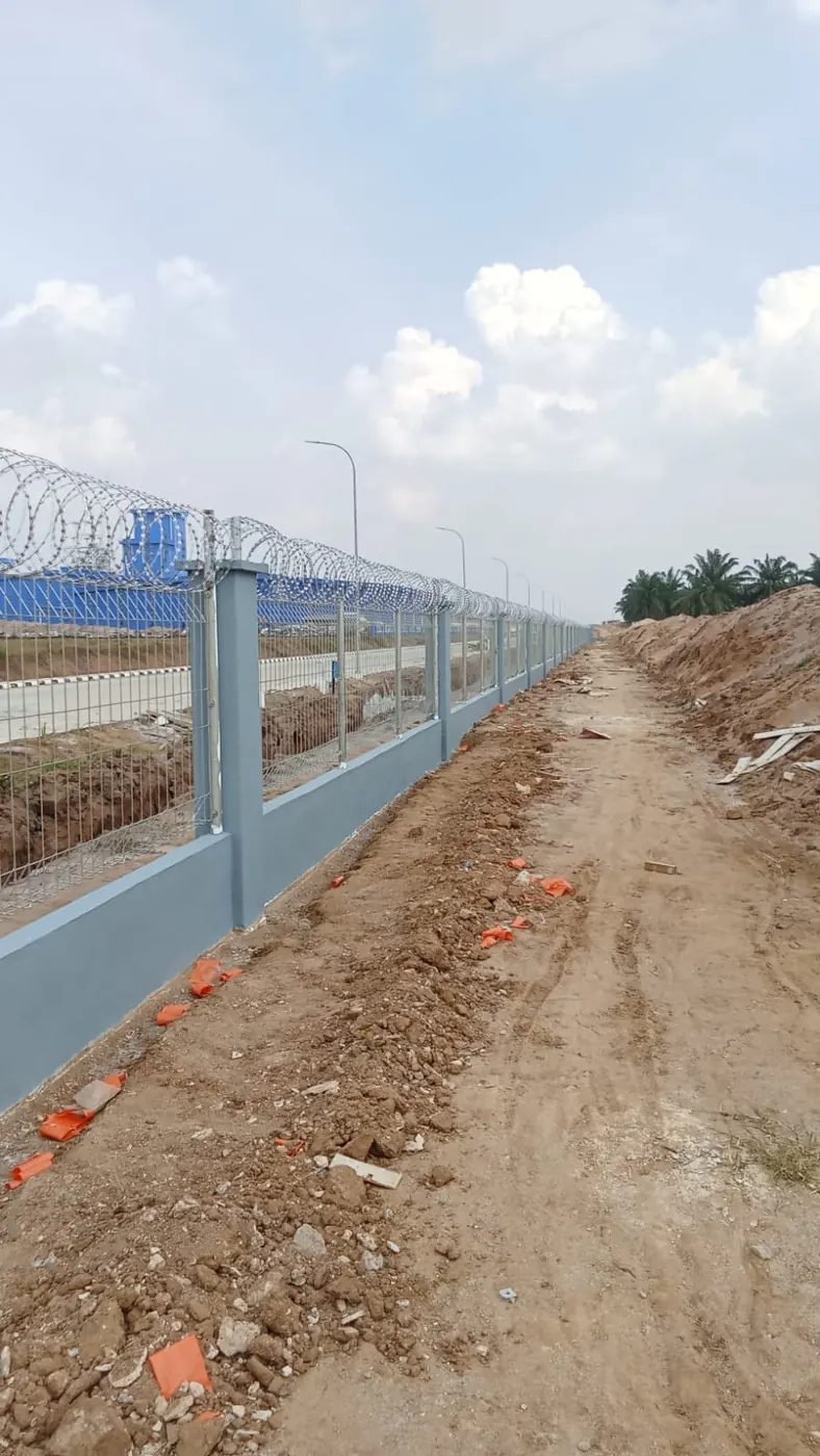 Perimeter fence under construction for SGF Oleo Asia